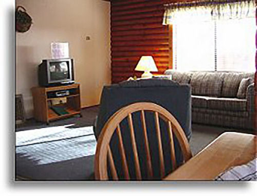Whispering Pines 2* June Lake